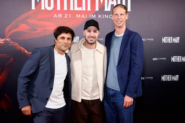 Die Produzenten Maximilian Leo und Jonas Katzenstein mit TV-Persönlichkeit Dominik Porschen (m) bei der Deutschlandpremiere von Mother Mary im Cinenova Kino. Köln, 05.05.2026 NRW Deutschland Copyright: xChristophxHardtx