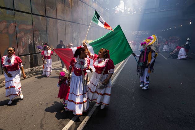 May 5, 2026, Mexico City, Mexico: Residents of the Penon de los Banos neighborhood took part in a civic reenactment marking the 164th anniversary of the Battle of Puebla, in which the Mexican army defeated French forces on May 5, 1862. The commemoration included parades, military uniforms and recreations of the historic battle in the Venustiano Carranza borough. Mexico City Mexico - ZUMAl178 20260505_znp_l178_042 Copyright: xCristianxLeyvax