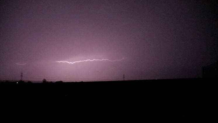 RECORD DATE NOT STATED 260505Unwetter News ID: EN 2026-05-05 Kräftige Gewitter mit Starkregen sorgten für vereinzelte Feuerwehreinsätze und wundervolle Nachtblitze Bach lief über und flutete Garagenkomplex sowie Garagen Annaberg-Buchholz. Kräftige Gewitter mit Starkregen sind am Dienstagabend über weite Teile von Sachsen gezogen. Gegen 21:30 Uhr zog das Unwetter, welches sich in Bayern gebildete hatte, von Tschechien her auf und überquerte unter anderem auch das Erzgebirge. Im Erzgebirgskreis sorgte der Starkregen für Aquaplaning auf den Straßen und für vereinzelte Überflutungen sowie vollgelaufene Keller. In Annaberg-Buchholz musste die Feuerwehr zu einem Garagenkomplex auf dem Birkenweg ausrücken. Starkregen ließ einen kleinen Bach überlaufen