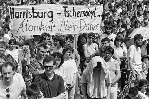 Tschernobyl, Strahlung, Radioaktivität, Verseuchung, atomar, radioaktiv, Nahrung, Gemüse, Obst, Protest, Demonstration, Atomunfall, GAU, Harrisburg, Atomkraft, München, Bayern, Deutschland Chernobyl, radiation, radioactivity, contamination, atomic, radioactive, food, vegetables, fruit, protest, demonstration, nuclear accident, GAU, Harrisburg, nuclear power, Munich, Bavaria, Germany Copyright: imageBROKER MartinxStorz ibxtpe17345342.jpg