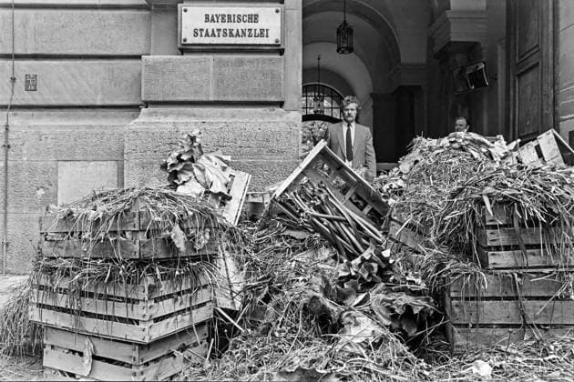 Tschernobyl: verstrahltes Gemüse wird vor der Bayrischen Staatskanzlei entsorgt. Strahlung, Radioaktivität, Verseuchung, atomar, radioaktiv, Nahrung, Gemüse, Obst, Protest, Demonstration, Atomunfall, GAU, München, Bayern, Deutschland Chernobyl: Irradiated vegetables are disposed of in front of the Bavarian State Chancellery. radiation, radioactivity, contamination, atomic, radioactive, food, vegetables, fruit, protest, demonstration, nuclear accident, GAU, Munich, Bavaria, Germany Copyright: imageBROKER MartinxStorz ibxtpe17345363.jpg