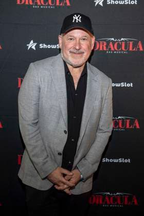 ABB DRACULA- Frank Wildhorn auf dem blauen Teppich bei der Pemiere von Dracula - Das Musical im BlueMax Theater am 05.05.2026 in Berlin Berlin Deutschland