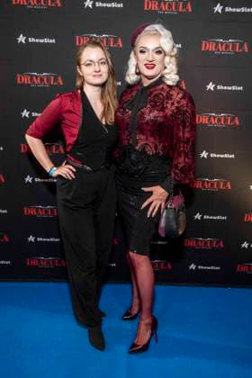 ABB DRACULA- Tochter Kira Teichert und Sheila Wolf auf dem blauen Teppich bei der Pemiere von Dracula - Das Musical im BlueMax Theater am 05.05.2026 in Berlin Berlin Deutschland