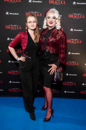ABB DRACULA- Tochter Kira Teichert und Sheila Wolf auf dem blauen Teppich bei der Pemiere von Dracula - Das Musical im BlueMax Theater am 05.05.2026 in Berlin Berlin Deutschland