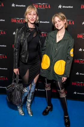 ABB DRACULA- Johanna Magdalena Schmidt und Jennifer Siemann auf dem blauen Teppich bei der Pemiere von Dracula - Das Musical im BlueMax Theater am 05.05.2026 in Berlin Berlin Deutschland