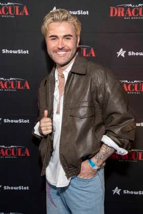 ABB DRACULA- Daniel Johnson auf dem blauen Teppich bei der Pemiere von Dracula - Das Musical im BlueMax Theater am 05.05.2026 in Berlin Berlin Deutschland