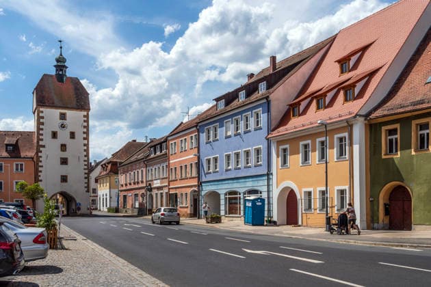 Geplanter US-Truppenabzug aus der Oberpalz: Marktplatz in Vilseck, Bayern, 5. Mai 2026 Deutschland, Vilseck, Oberpfalz, 5. Mai 2026, Marktplatz in Vilseck, vom Standort Vilseck sollen 5.000 US-Soldaten abgezogen werden, die Stryker-Brigade ist in den nahegelegenen Rose Barracks stationiert, Kaserne beim Truppenübungsplatz Grafenw2öhr, geplanter US-Truppenabzug bringt Probleme für die Ortschaften in der unmittelbaren Nähe, wie Vilseck, die in den letzten 70 Jahren von der Stationierung profitiert hatten, Krise, Bayern, *** Planned US troop withdrawal from the Upper Palatinate Marketplace in Vilseck, Bavaria, May 5, 2026 Germany, Vilseck, Upper Palatinate, May 5, 2026, Marketplace in Vilseck, 5,000 US soldiers are to be withdrawn from the