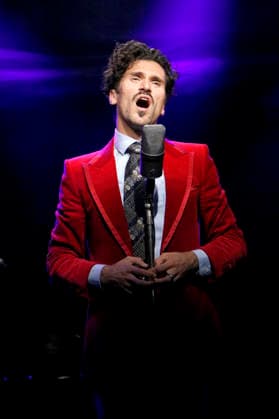 Vladimir Korneev beim Photocall zu seinem neuen Programm Vladimir Korneev singt Dalida - Um nicht allein zu sein im Tipi am Kanzleramt. Berlin, 05.05.2026