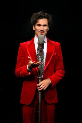 Vladimir Korneev beim Photocall zu seinem neuen Programm Vladimir Korneev singt Dalida - Um nicht allein zu sein im Tipi am Kanzleramt. Berlin, 05.05.2026