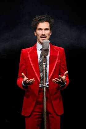 Vladimir Korneev beim Photocall zu seinem neuen Programm Vladimir Korneev singt Dalida - Um nicht allein zu sein im Tipi am Kanzleramt. Berlin, 05.05.2026