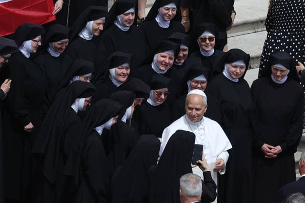Vatican City - Italy, May 6, 2026: At the end of the ceremony, the customary greeting and photo with nuns from Poland. Pope Leo XIV presides over the Wednesday General Audience in St. Peter s Square, the day after US President Donald Trump s comments against him, accusing him of endangering Catholics around the world. This morning, thousands of faithful and pilgrims from around the world gathered in St. Peter s Square to participate in the Wednesday General Audience with Pope Leo XIV. A moment of prayer, listening, and communion that filled the square with hope, reflection, and joy.  Copyright: xmarcoxiacobuccix xipa-agency.netx xmarcoxiacobuccix IPA_Agency_IPA74466205