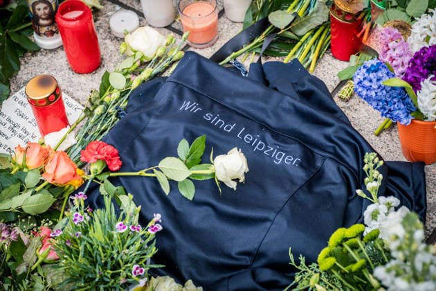 Menschen legen in der Innenstadt von Leipzig Blumen und Kerzen nieder, wenige Tage nach der Amokfahrt vom vergangenen Montag. Während Passanten der Opfer gedenken, kehrt der Alltag in die Innenstadt langsam zurück. Die Atmosphäre bleibt ruhig und von Anteilnahme geprägt. Hier an der Universität und an der Grimmaischen Straße Gedenken Leipzig *** People lay flowers and candles in Leipzigs city center, a few days after last Mondays rampage While passers-by remember the victims, everyday life slowly returns to the city center The atmosphere remains calm and characterized by sympathy Here at the university and on Grimmaische Straße, Leipzig commemorates