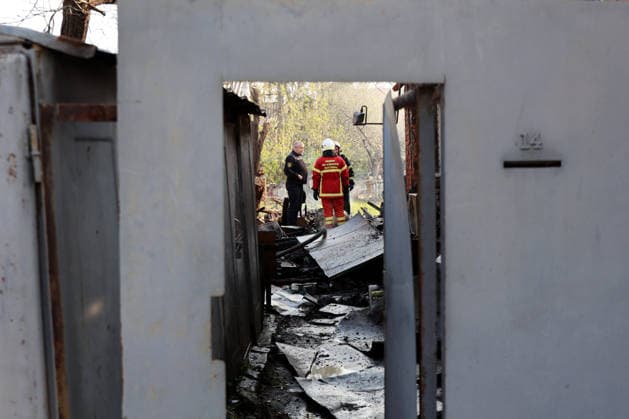 Russian Drone Destroys House - Kharkiv Rescuers talk in the yard of a private house that was hit by a Russian strike drone, Kharkiv, Ukraine, May 6, 2026. On Wednesday morning, Russian troops attacked Kharkiv with Shahed-type drones. Strikes on residential areas in the Novobavarskyi and Shevchenkivskyi districts injured two people. Photo by Viacheslav Madiievskyi Ukrinform ABACAPRESS.COM Kharkiv Ukraine  Copyright: xMadiyevskyyxVyacheslav Ukrinformx