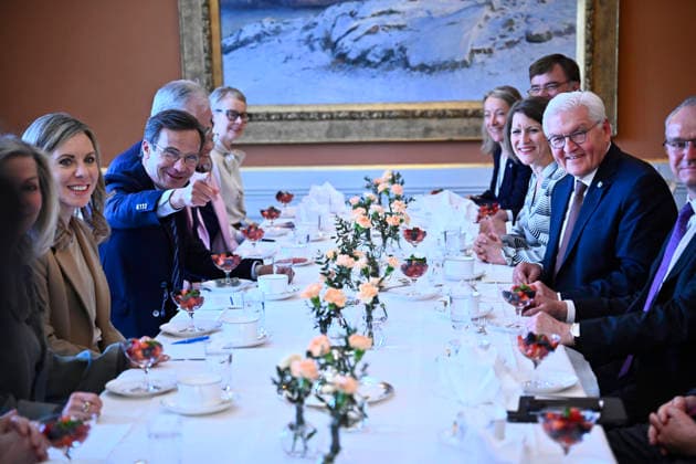 STOCKHOLM, SVERIGE 20260506 Statsminister Ulf Kristersson (M) tar emot Tysklands förbundspresident Frank-Walter Steinmeier för ett bilateralt möte i Stockholm. Under kaffestunden konstaterar statsministern att alla fotografer har japanska kameror utom en som har en Leica. STOCKHOLM SVERIGE x10080x *** STOCKHOLM, SWEDEN 20260506 Prime Minister Ulf Kristersson M receives German Federal President Frank Walter Steinmeier for a bilateral meeting in Stockholm During the coffee hour, the Prime Minister notes that all photographers have Japanese cameras except one who has a Leica STOCKHOLM SWEDEN x10080x  Copyright: xFredrikxSandberg TTx STATSMINISTERN OCH TYSKLANDS PRESIDENT Qih1xGiERk4