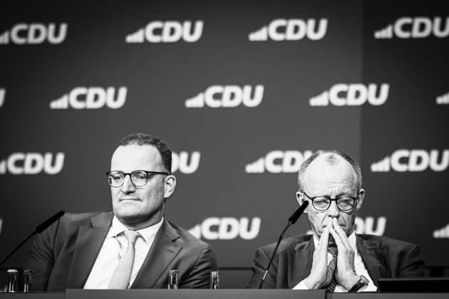 20.02.2026, Jens Spahn (links) und Friedrich Merz (rechts). 20.02.2026, Der Fraktionsvorsitzende und der Bundeskanzler während des Parteitags. Der 38. Parteitag der CDU Deutschlands findet am 20. und 21. Februar 2026 in der Messe Stuttgart statt. Auf der Tagesordnung steht mit der Wahl des Bundesvorstands die personelle Ausrichtung der Union. Ebenso die inhaltliche Positionierung der Christdemokraten. Stuttgart Baden-Württemberg Deutschland *** 20 02 2026, Jens Spahn on the left and Friedrich Merz on the right 20 02 2026, The parliamentary group leader and the Federal Chancellor during the party conference The 38th party conference of the CDU in Germany will take place on February 20 and 21, 2026 at Messe Stuttgart The agenda includes th