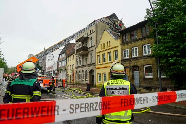 CNTV FEUERALARM- Die Hamburger Feuerwehr im Loesch Einsatz Drehleiter an der Brandstelle Dachstuhlbrand am 06.052026. Am Mittwoch morgen kam es aus noch unbekannten Gründen zum Brand eines Dachstuhls eines Mehrfamileinhauses in der Strasse Karnapp im Stadtteil Harburg. Die Feuerwehr gab dritten Alarm und setzte 3 Drehleitern zur Brandbekaempfung ein. Hamburg Deutschland *** CNTV FIRE ALARM The Hamburg fire department in Loesch operation Turntable ladder at the scene of the fire Roof truss fire on 06 052026 On Wednesday morning, for reasons still unknown, a fire broke out in the roof truss of a multi-family house in Karnapp Street in the Harburg district The fire department sounded the third alarm and deployed 3 turntable ladders to fight t