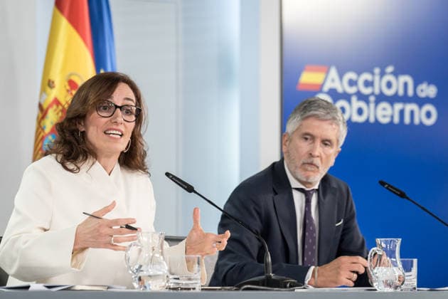 The Government reports on the follow-up meeting to attend the WHO request to receive the MV Hondius in the Canary Islands The Minister of Health, Mónica García, and the Minister of the Interior, Fernando Grande Marlaska, upon their arrival at a press conference, at the Moncloa Complex, on May 6, 2026, in Madrid Spain The Ministers appear to report on the follow-up meeting to address the WHOs request to the Government of Spain, following the hantavirus infections, to receive the vessel MV Hondius in the Canary Islands, in compliance with international law and the humanitarian spirit 06 MAY 2026 HANTAVIRUS CANARY ISLANDS WHO CONTAGIOUS RISK RAT Diego Radamé Madrid Madrid Madrid Spain  Copyright: xDiegoxRadamÃ sx 7503276
