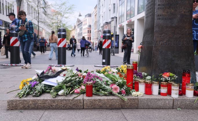 Leipzig, 06.05.2026, Innenstadt Grimmaische Straße , Zwei Tage nach der Amokfahrt eines Attentäters in Leipzigs City. Leipzig trauert. Am Anfang der Grimmaischen Straße unweit der Stelle an der das erste Opfer ums Leben kam, gedenken die Leipziger der Opfer des Attentates und legen Blumen nieder. , *** Leipzig, 06 05 2026, City center Grimmaische Straße , Two days after the rampage of an assassin in Leipzigs city center Leipzig mourns At the beginning of Grimmaische Straße, not far from the place where the first victim died, the people of Leipzig commemorate the victims of the attack and lay flowers , Picture Point