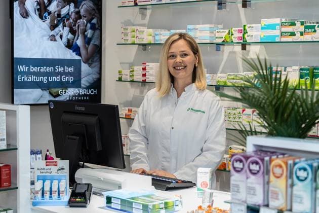 Enisa Vejo führt die Geissbruch-Apotheke in Kamp-Lintfort ** NUR FÜR REDAKTIONELLE ZWECKE ** EDITORIAL USE ONLY **<p>06.05.2026 Enisa Vejo führt die Geissbruch-Apotheke in Kamp-Lintfort Deutschland NRW Kamp-Lintfort Copyright: RainerxHoheisel *** Enisa Vejo runs the Geissbruch pharmacy in Kamp Lintfort FOR EDITORIAL PURPOSES ONLY EDITORIAL USE ONLY p 06 05 2026 Enisa Vejo runs the Geissbruch pharmacy in Kamp Lintfort Germany NRW Kamp Lintfort Copyright RainerxHoheisel Copyright: RainerxHoheisel doc85qbhgqo0nlvwv1athr ,EDITORIAL USE ONLY