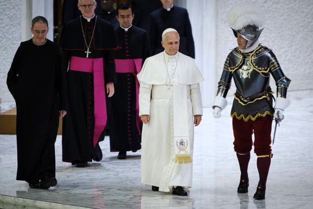 Pontifical Swiss Guards Oath Ceremony Before the Pope New recruits of the Pontifical Swiss Guard take their oath of allegiance before the Pope during the annual swearing-in ceremony held inside the Paul VI Hall in the Vatican. Vatican City, May 6, 2026. Rome Vatican Copyright: xAndreaxCalandrax