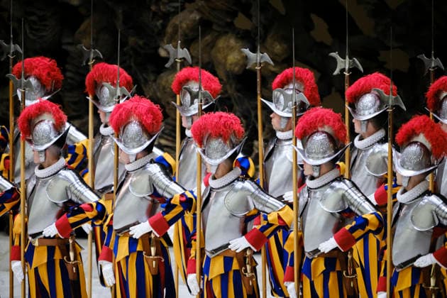 Pontifical Swiss Guards Oath Ceremony Before the Pope New recruits of the Pontifical Swiss Guard take their oath of allegiance before the Pope during the annual swearing-in ceremony held inside the Paul VI Hall in the Vatican. Vatican City, May 6, 2026. Rome Vatican Copyright: xAndreaxCalandrax