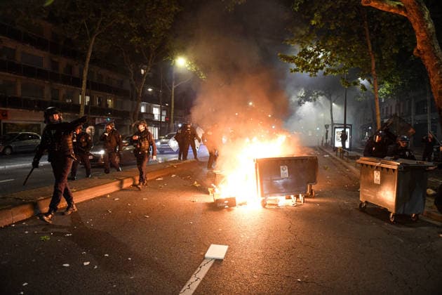 PSG Champions League Victory Riots - Paris PSG supporters celebrate after the team s victory in the Champions League final in Paris, France on May 6, 2026, as violent clashes erupt following the match. Photo by Florian Poitou ABACAPRESS.COM Paris France  Copyright: xPoitoutxFlorian ABACAx