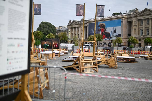Violence following the Bayern PSG match Yann Arthus Bertrands exhibition on living together was vandalized at Place de la Concorde Volunteers are helping him put everything back in place The photographer apologized on social networks for seeing his panels littering the ground, before thanking the volunteers who came to help him put them back in place on Thursday morning 07 05 2026 Paris, FRANCE Lionel Urman Bestimage Violence following the Bayern PSG match Yann Arthus Bertrands exhibition on living together was vandalized at Place de la Concorde Volunteers are helping him put everything back in place The photographer expressed his dismay on social media at seeing his display panels strewn across the ground He went on to thank the volunteer  Copyright: xLIONELxURMANxx xBESTIMAGExLIONELxURMANxx xBESTIMAGEx