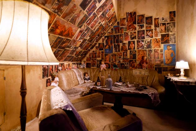 Die heruntergekommene Wohnung von Fritz Honka, wie sie auch in der Geschichte Der goldene Handschuh verfilmt wurde, zu sehen in der True Crime Ausstellung Serienkiller in Köln Ehrenfeld. Köln, 07.05.2026 NRW Deutschland Copyright: xChristophxHardtx