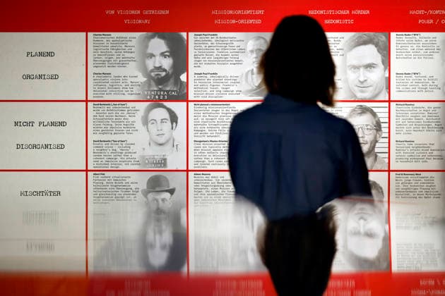 Klassifizierung verschiedener Täter von organisiert (Charles Manson) bis unorganisiert (David Berkowitz) und von von Visionen getrieben bis hedonistisch (Ted Bundy) zu sehen in der True Crime Ausstellung Serienkiller in Köln Ehrenfeld. Köln, 07.05.2026 NRW Deutschland Copyright: xChristophxHardtx