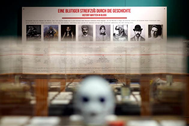 Bilder von verschiedenen Serienkillern aus der Geschichte wie Jack the Ripper zu sehen in der True Crime Ausstellung Serienkiller in Köln Ehrenfeld. Köln, 07.05.2026 NRW Deutschland Copyright: xChristophxHardtx