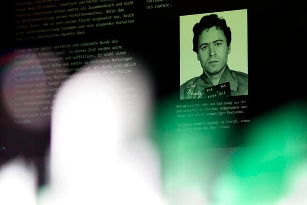 Ein Polizei-Foto von Ted Bundy zu sehen in der True Crime Ausstellung Serienkiller in Köln Ehrenfeld. Köln, 07.05.2026 NRW Deutschland Copyright: xChristophxHardtx