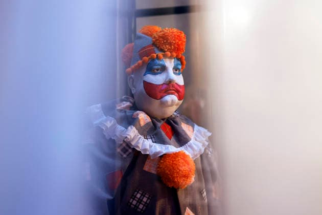 Eine Figur mit dem Kostüm von John Wayne Gacy, dem Killer Clown, zu sehen in der True Crime Ausstellung Serienkiller in Köln Ehrenfeld. Köln, 07.05.2026 NRW Deutschland Copyright: xChristophxHardtx