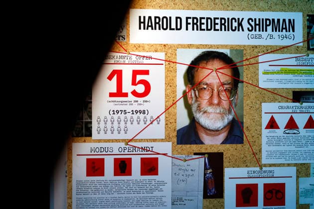 Eine Ermittler-Infotafel mit dem Konterfei von Harold Frederick Shipman, auch genannt Dr. Death, zu sehen in der True Crime Ausstellung Serienkiller in Köln Ehrenfeld. Köln, 07.05.2026 NRW Deutschland Copyright: xChristophxHardtx