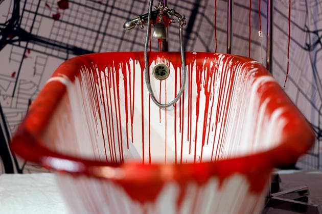 Die mit Blut bespritzte Badewanne von Richard Chase, dem Vampir von Sacramento, zu sehen in der True Crime Ausstellung Serienkiller in Köln Ehrenfeld. Köln, 07.05.2026 NRW Deutschland Copyright: xChristophxHardtx