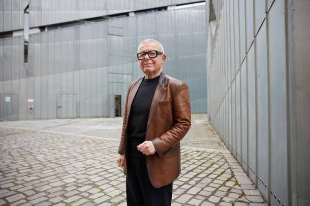 Ausstellung Daniel Libeskind im Jüdischen Museum ** NUR FÜR REDAKTIONELLE ZWECKE ** EDITORIAL USE ONLY **<p>Der Architekt Daniel Libeskind steht vor dem Jüdischen Museum. Ab morgen zeigt das Jüdische Museum Berlin (JMB) die Ausstellung Between the Lines. Daniel Libeskind und das Jüdische Museum Berlin. Mit der Schau ehrt das JMB den Architekten Daniel Libeskind wird im Mai 80 Jahre alt und feiert gleichzeitig das eigene 25-jährige Jubiläum in dem ikonischen Museumsbau. Deutschland Berlin Berlin Copyright: JoergxCarstensen *** Exhibition Daniel Libeskind at the Jewish Museum FOR EDITORIAL PURPOSES ONLY EDITORIAL USE ONLY p The architect Daniel Libeskind stands in front of the Jewish Museum Starting tomorrow, the Jewish M Copyright: JoergxCarstensen doc85qq4mzlp12gw8ghbpk ,EDITORIAL USE ONLY