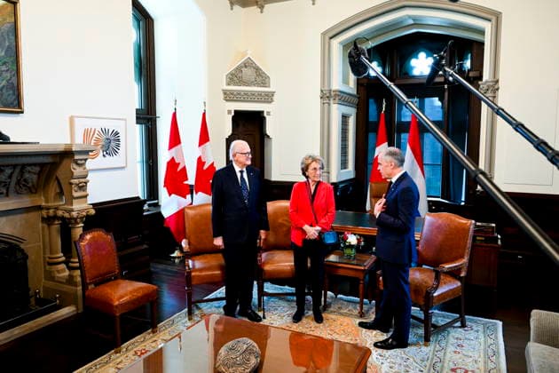 May 7, 2026, Ottawa, On, Canada: Prime Minister Mark Carney, right, meets with Princess Margriet of the Netherlands, centre, and her husband Pieter van Vollenhoven in his West Block office during an official visit in Ottawa, on Thursday, May 7, 2026. Ottawa Canada  - ZUMAc35_ 20260507_zaf_c35_061 Copyright: xSpencerxColbyx