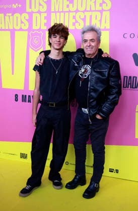 Hombres G premiere their film, Los mejores anos de nuestra vida Rafael Munoz and his family during the premiere of the film Los mejores anos de nuestra vida , on May 7, 2026, in Madrid Spain It is an intimate and emotional portrait of Hombres G, a band that marked several generations and is still as relevant as in its beginnings Through unpublished material and a contemporary look, the documentary celebrates 40 years of friendship, music and inexhaustible energy 07 MAY 2026 Madrid Madrid Spain  Copyright: xJosexVelascox 7507226