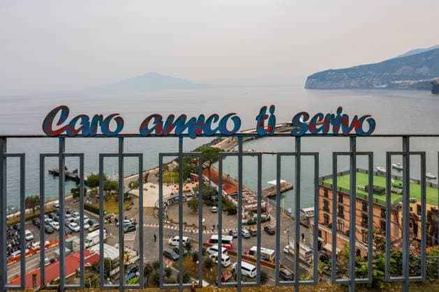Sorrento, Italien ? 6. März 2026: Lieber Freund, ich schreibe dir aus Sorrento Sorrento, Italy - 6. March 2026: Italian message Caro amico ti scrivo on railing overlooking Sorrento bay with Mount Vesuvius (License=RM) Copyright: xZoonar.com MichaelxPiepgrasx 25000617