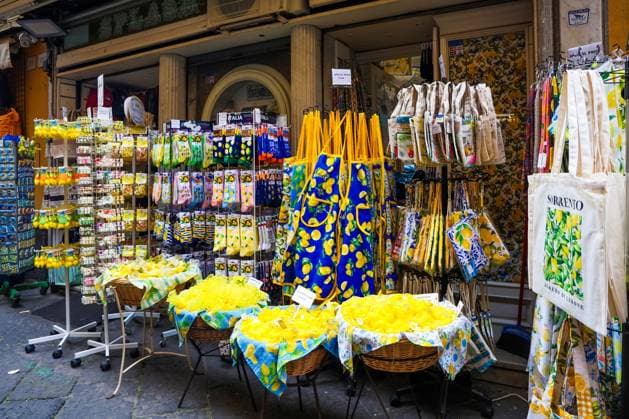 Sorrento, Italien ? 6. März 2026: Straßenmarkt in Sorrento mit Souvenirs und Produkten rund um das Thema Zitrone Sorrento, Italy - 6. March 2026: Traditional Italian street market displaying many lemon themed items and local produce (License=RM) Copyright: xZoonar.com MichaelxPiepgrasx 25000623