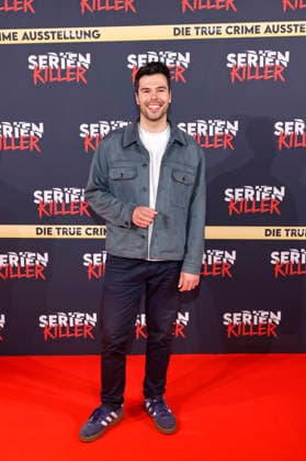 Moderator Riccardo Vaccaro bei der Eröffnung der True Crime Ausstellung Serienkiller in Köln Ehrenfeld. Köln, 07.05.2026 NRW Deutschland Copyright: xChristophxHardtx