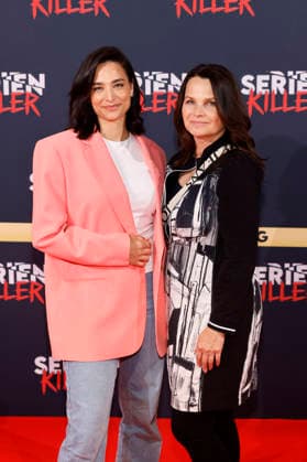 Moderatorin Amira Aly mit ihrer Mutter Mirjam Svetnik bei der Eröffnung der True Crime Ausstellung Serienkiller in Köln Ehrenfeld. Köln, 07.05.2026 NRW Deutschland Copyright: xChristophxHardtx