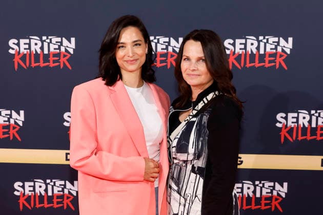 Moderatorin Amira Aly mit ihrer Mutter Mirjam Svetnik bei der Eröffnung der True Crime Ausstellung Serienkiller in Köln Ehrenfeld. Köln, 07.05.2026 NRW Deutschland Copyright: xChristophxHardtx