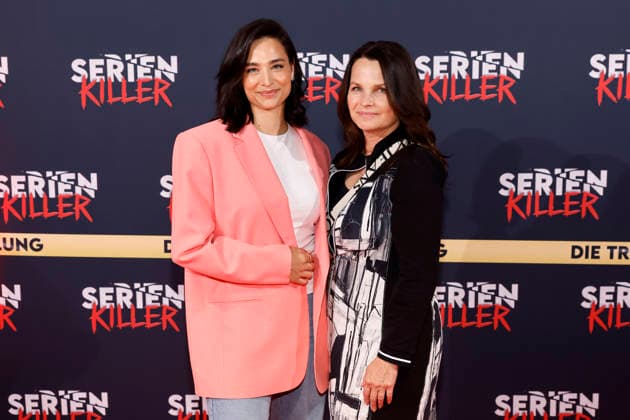 Moderatorin Amira Aly mit ihrer Mutter Mirjam Svetnik bei der Eröffnung der True Crime Ausstellung Serienkiller in Köln Ehrenfeld. Köln, 07.05.2026 NRW Deutschland Copyright: xChristophxHardtx