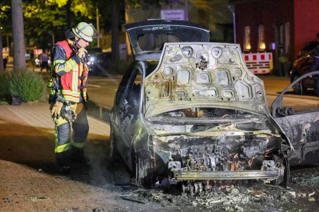 PKW in Solingen-Aufderhöhe ausgebrannt Ein Autofahrer befuhr mit seinem Ford am Donnerstagabend (07.05.2026) gegen 22:20 Uhr die Aufderhöher Straße in Solingen-Aufderhöhe in Richtung Landwehr als er im Bereich des Krankenhauses plötzlich ein ungewöhnliches Fahrverhalten feststellte und das Fahrzeug auf dem Bürgersteig zum Stehen brachte. Nachdem er den Motor abgeschaltet hatte versuchte er das Fahrzeug erneut zu starten, woraufhin sofort Rauch aus dem Motor aufstieg und bereits nach kurzer Zeit Flammen unter der Motorhaube hervorschauen. Umgehend alarmierte der Mann die Feuerwehr. Als die Einsatzkräfte der Feuerwache Ohligs eintrafen stand der Wagen bereits in Vollbrand. Umgehend leiteten die Feuerwehrleute eine Brandbekämpfung ei
