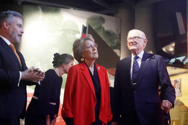 May 7, 2026, Ottawa, On, Canada: Princess Margriet of the Netherlands and her husband Pieter van Vollenhoven tour an exhibit on the liberation of the Netherlands with James Whitham, director general of the Canadian War Museum, at the Canadian War Museum in Ottawa, Thursday, May 7, 2026. Ottawa Canada  - ZUMAc35_ 20260507_zaf_c35_100 Copyright: xPatrickxDoylex