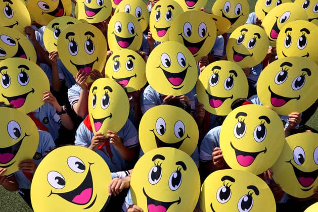 World Smile Day Students at Donghu Elementary School play interactive fun games with smiling face cards in their hands, in Zaozhuang City, Shandong Province, China on May 8, 2026. Zaozhuang Shandong China  Copyright: xJZx i1778239224059