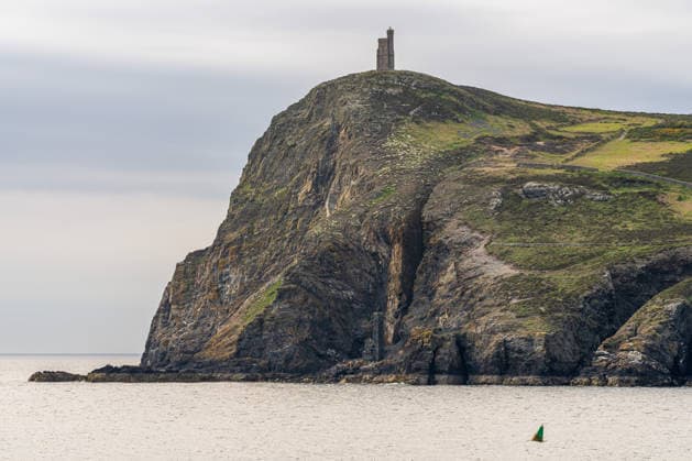 Blick auf die Klippen und den Milner s Tower von Port Erin, Isle of Man Port Erin, Rushen, Isle of Man - May 18, 2023: View of the cliffs and Milner s Tower (License=RF) Copyright: xZoonar.com BerndxBrueggemannx 25007671