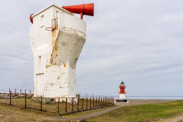 Das Point of Ayre Foghorn mit dem Leuchtturm im Hintergrund, Isle of Man The Point of Ayre Foghorn with the Lighthouse in the background, Ayre, Isle of Man (License=RF) Copyright: xZoonar.com BerndxBrueggemannx 25007689