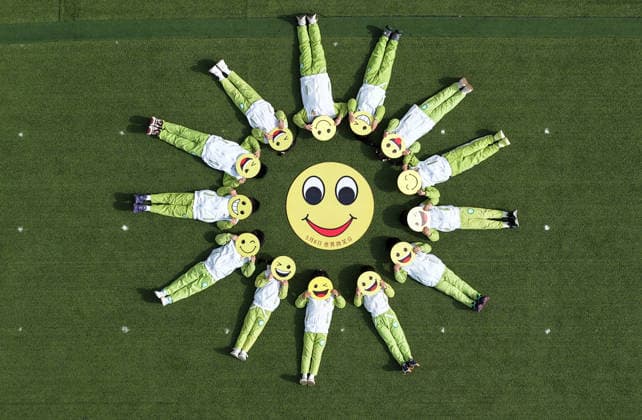 YANGZHOU, CHINA - MAY 08: Kindergarten children form a smiley face pattern on the playground to welcome the World Smile Day on May 8, 2026 in Yangzhou, Jiangsu Province of China. May 8 marks the World Smile Day.  Copyright: xVCGx 111639964694