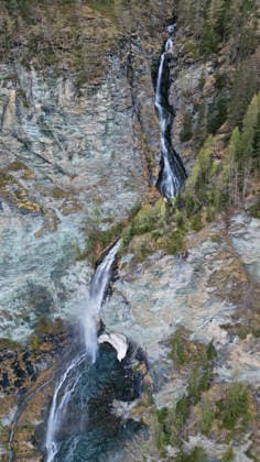 Creative Highlights World Luftaufnahme von Jungfernsprung Wasserfall im Waldberg. Österreichische Alpen, Österreich Aerial view of Jungfernsprung Waterfall in forest mountain. Austrian Alps, Austria (License=RF) Copyright: xZoonar.com MikhailxKokhanchikovx 25007898